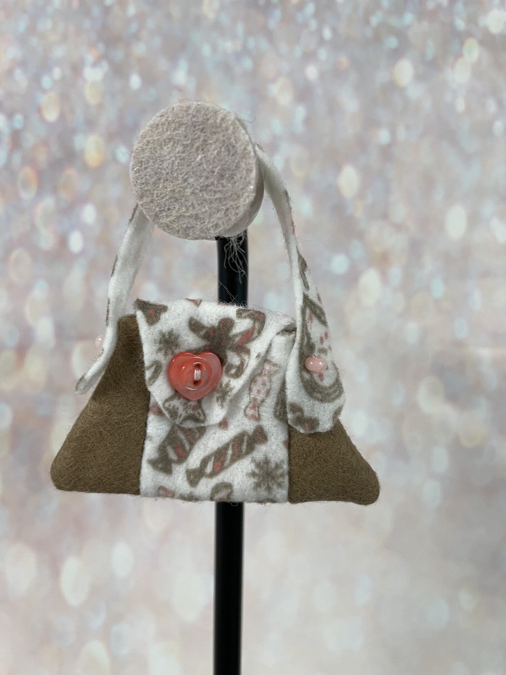 Tasje vilt crème en bruin met hart knoop Tasje vilt crème en bruin met hart knoop